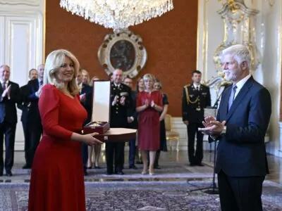 Der Präsident der Tschechischen Republik, Petr Pavel, und die scheidende slowakische Präsidentin, Zuzana Čaputová, überreichten sich gegenseitig die höchsten staatlichen Auszeichnungen. Čaputová erhielt den Orden des Weißen Löwen, während Petr Pavel den Orden des Weißen Doppelkreuzes erhielt. Foto: ČTK / Šulová Kateřina