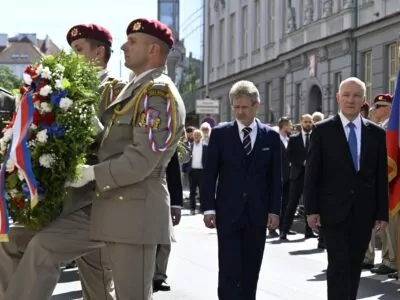 Der tschechische Senatspräsident Miloš Vystrčil und der Senator Pavel Fischer bei der Gedenkfeier für die tschechoslowakischen Fallschirmjäger am Dienstag, den 18. Juni 2024, in Prag. Foto: Kateřina Šulová/ ČTK
