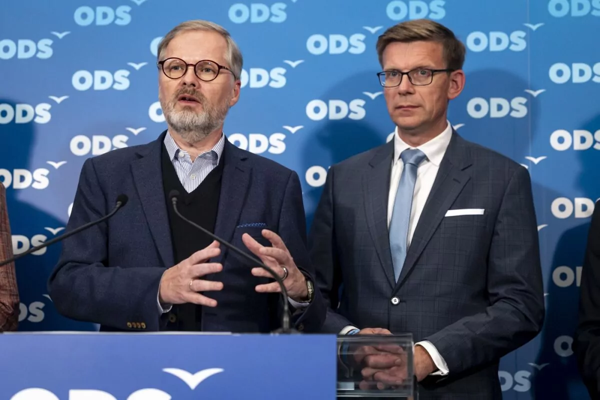 Premierminister Petr Fiala (links) und Verkehrsminister Martin Kupka (rechts). Im kommenden Jahr sollen die Gehälter tschechischer Spitzenpolitiker um knapp 7 Prozent steigen, so hat es das Regierungskabinett am Mittwoch beschlossen. Foto: Jan Handrejch / Právo / Profimedia