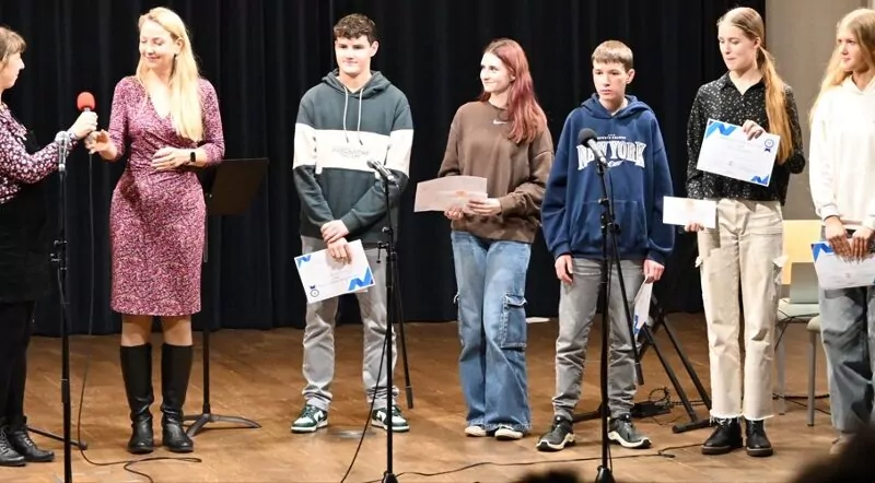 Die Lehrerinnen Dorina Arndt und Zuzana Svobodová mit den Preisträgern David Weiner, Elin Mašínová, Adam Gross, Gitta Štibrányi und Tereza Svitáková Foto: Tim Dantes