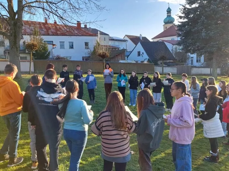 Die Jugendlichen bei einem Spiel zum Thema Wohlbefinden und Natur. Foto: Martina Hejtmanec