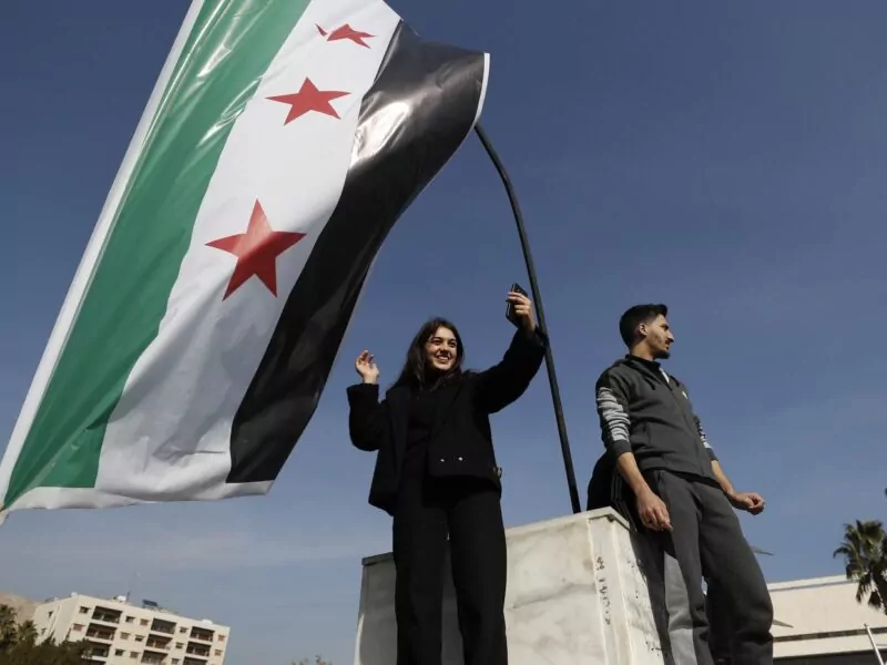Viele Menschen in Syrien feiern das Ende des Assad-Regimes. Unklar ist, wie es in dem Land weitergeht. Foto: ČTK / AP / Omar Sanadiki