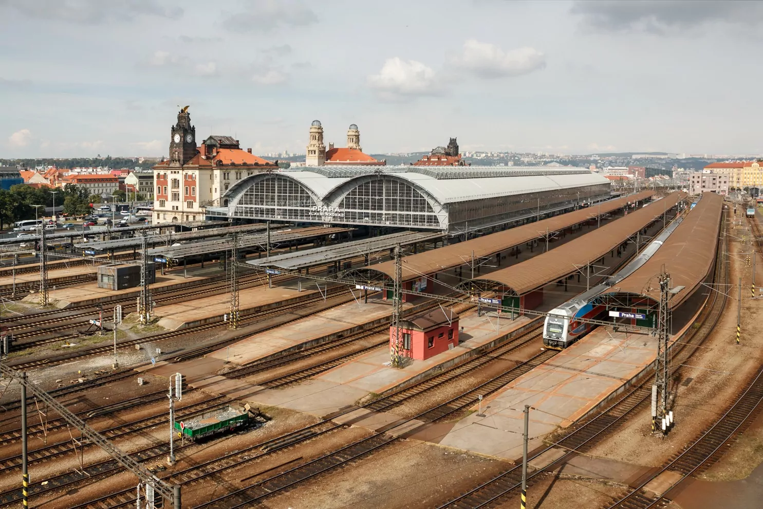 Unter dem Prager Hauptbahnhof soll ein unterirdischer Bahnhof entstehen. Foto: Lynx1211, Praha hlavní nádraží (celkový pohled), CC BY-SA 4.0