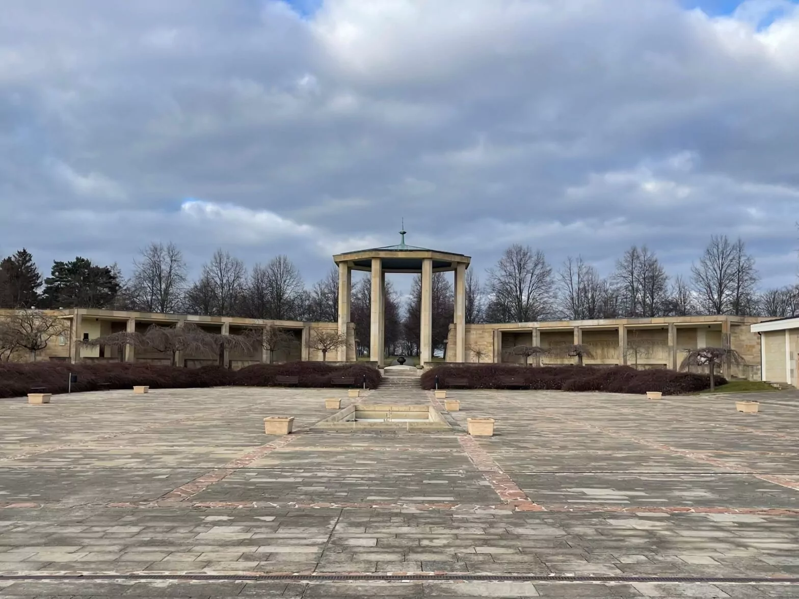 Das tschechische Dorf Lidice liegt etwa 20 Kilometer westlich von Prag und wurde von den Nazis als Rache auf den Attentat auf Reinhard Heydrich zerstört, wobei 340 der 503 unschuldigen Bewohner ermordet wurden.