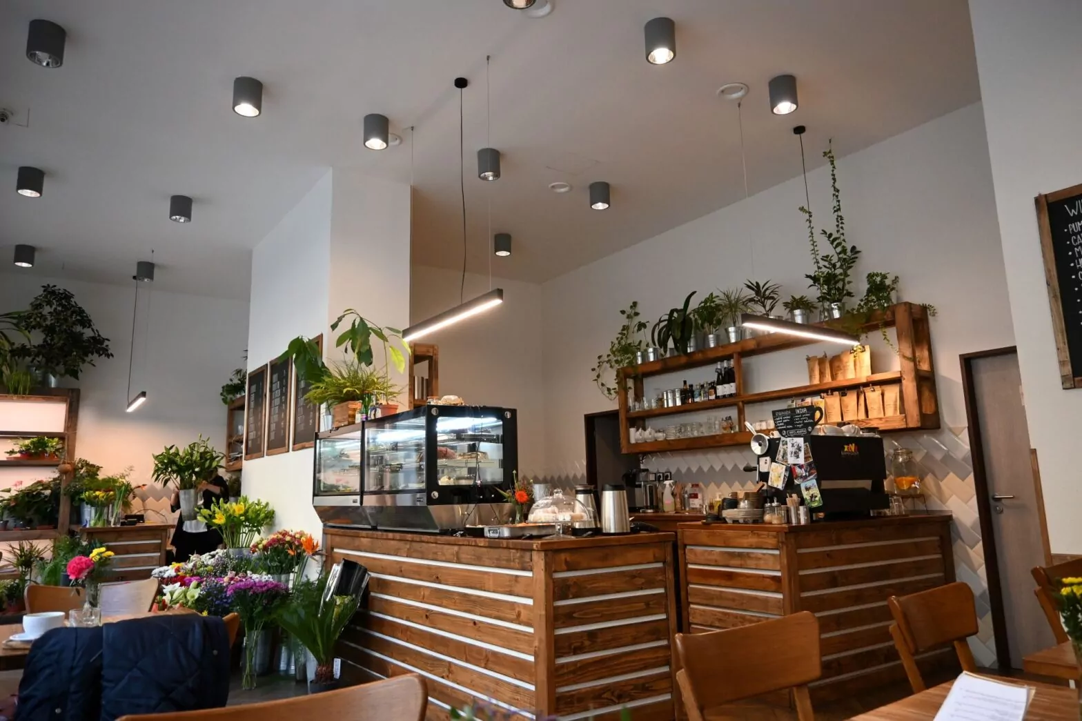 Der Innenraum des Florista Cafes in Nusle.