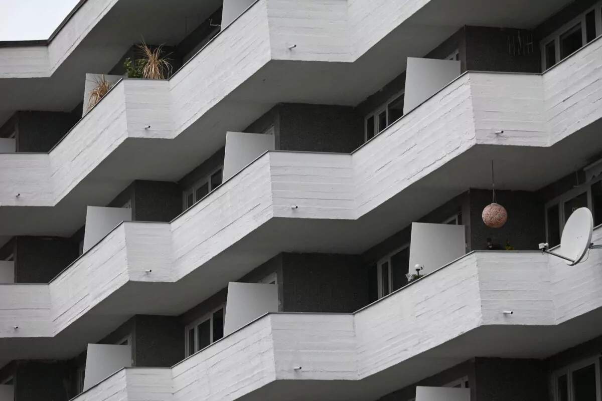 Die Fassade eines Wohnhauses im brutalistischen Architekturstil.