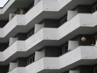 Die Fassade eines Wohnhauses im brutalistischen Architekturstil.