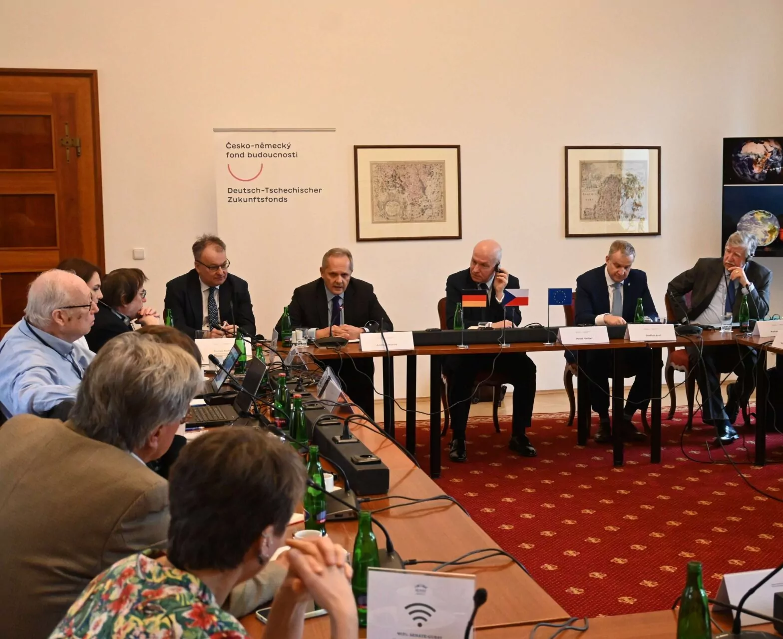 Tomáš Kafka, Andreas Künne, Pavel Fischer, Jindřich Fryč und Konrad Max Scharinger (v.l.n.r.) am hinteren Ende des Runden Tisches. Foto: Luis Delport
