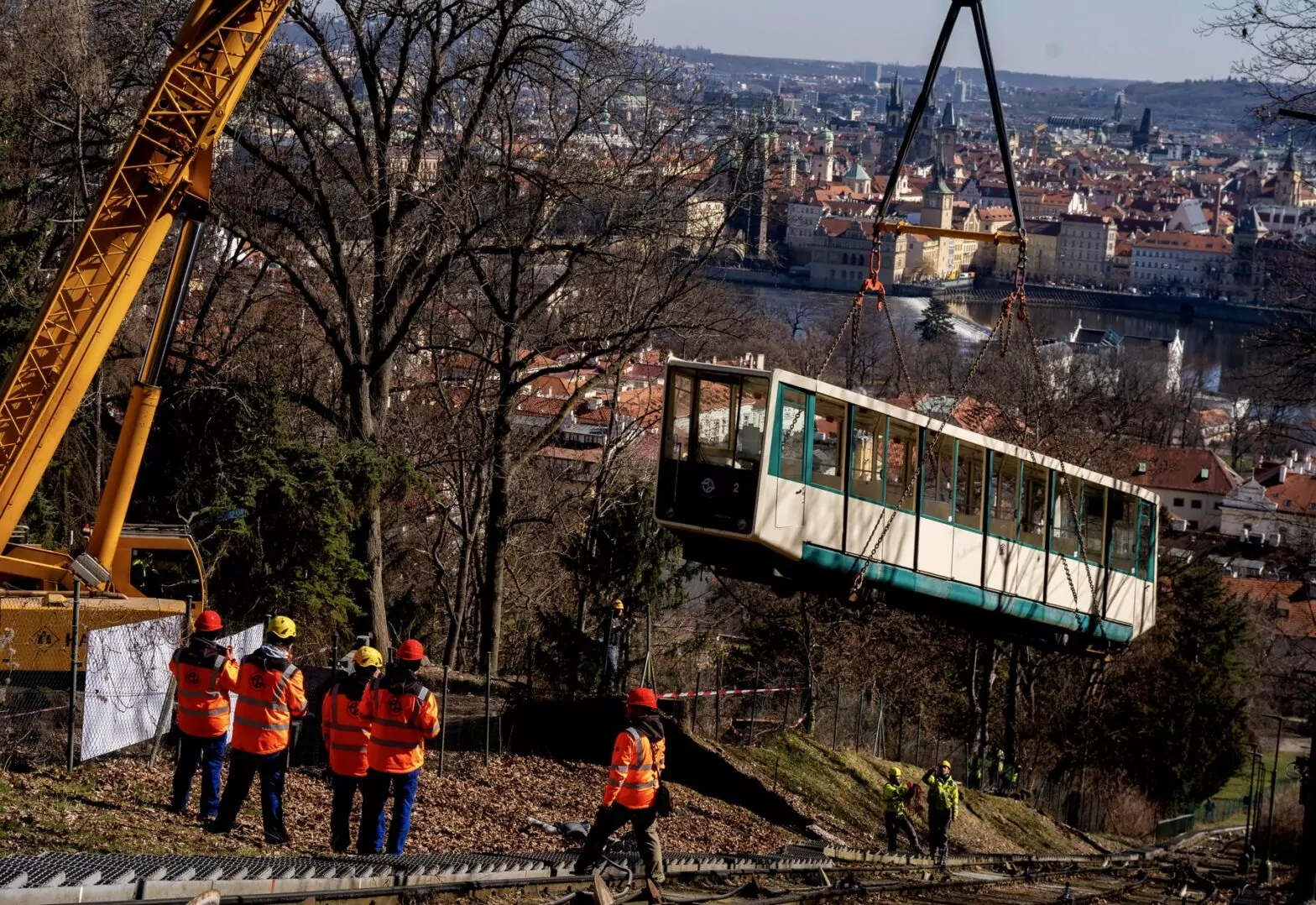 Verladung und Transport der Standseilbahnen am Prager Laurenziberg (Petřín) am 18. März 2025. Bis Ende 2026 wird die bei Touristen beliebte Bahn restauriert und dann in neuem Design wiedereröffnet. Foto: Michal Růžička / MFDNES + LN / Profimedia