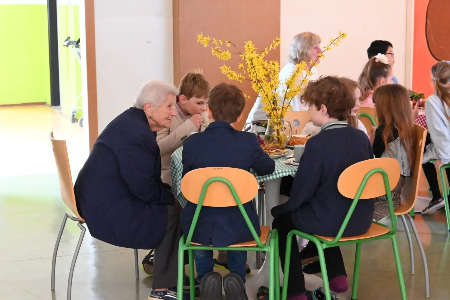 Seniorin Milena Šimončíková im Gespräch mit den Viertklässlern der Grundschule der deutsch-tschechischen Verständigung.