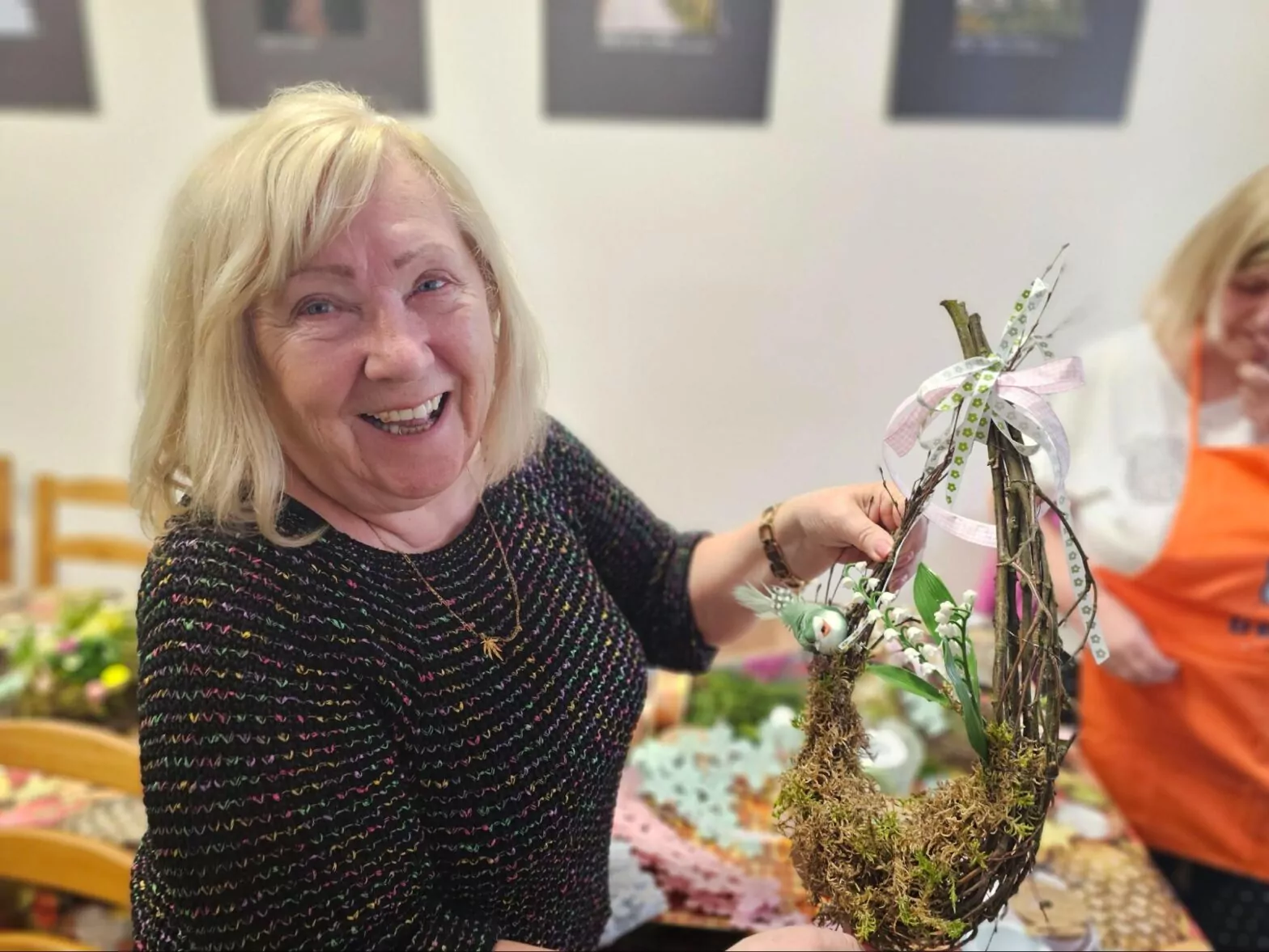 Jaroslava Dolanská mit ihrem Osterkranz. Foto: Richard Šulko