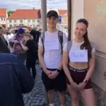 Jeder Schüler trug symbolisch ein Schild mit dem Namen eines Opfers. Foto: Jürgen Tschirner