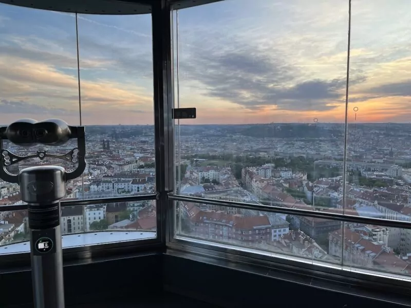 Die schönste Aussicht Prags? Ein Besuch auf dem Fernsehturm in Žižkov
