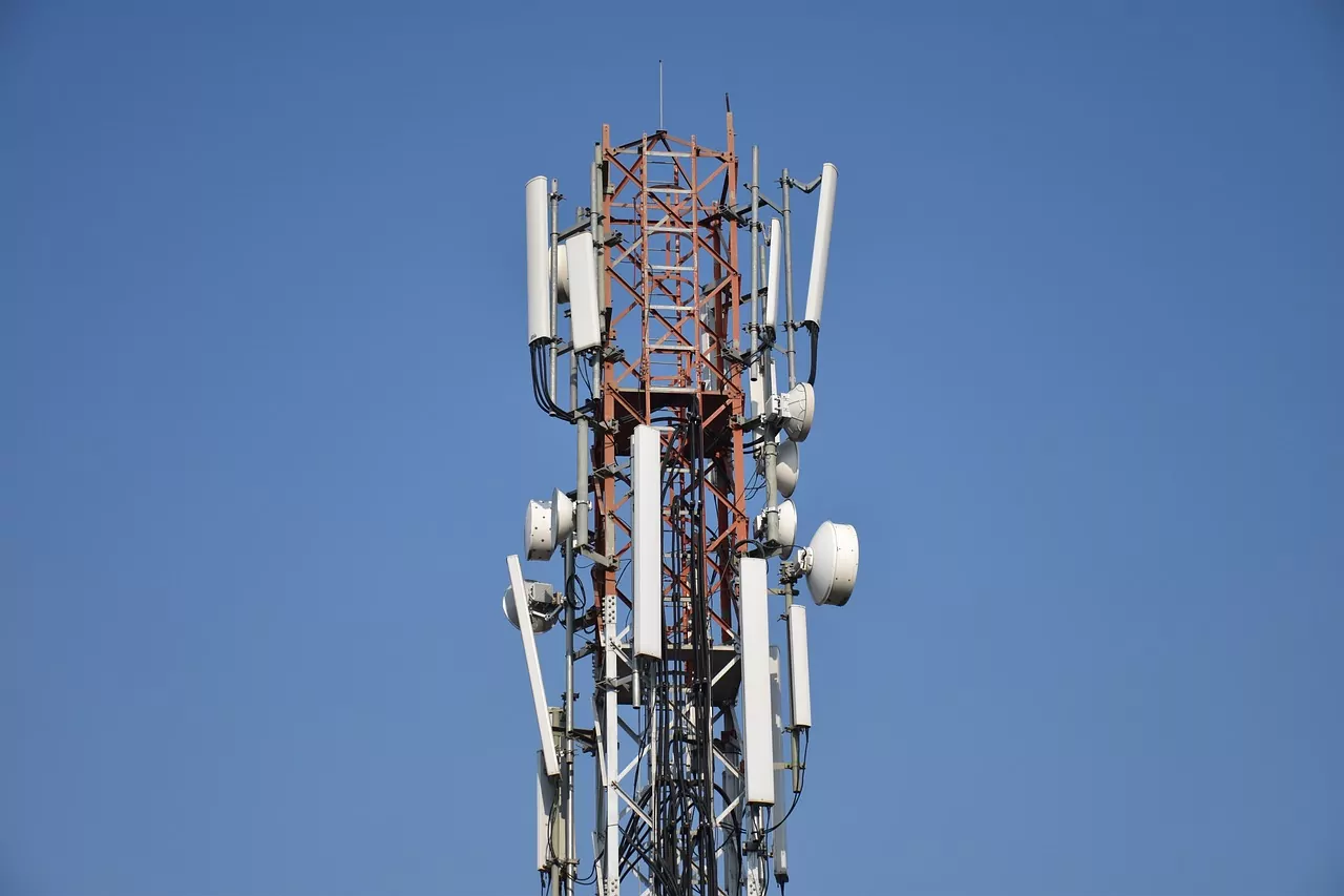 Ein Mobildunkmast, im Hintergrund ein blauer, wolkenloser Himmel.
