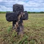 Kreuz am Massengrab in Pohrlitz (Pohořelice). Mit dem Brünner Todesmarsch fand hier im Sommer 1945 eines der tragischsten Nachkriegsereignisse statt. Foto: Manuel Rommel