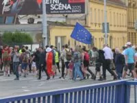 Die Teilnehmer des 20. Brünner Versöhnungsmarschs ziehen in Richtung Stadtzentrum.