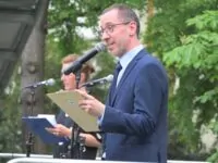 Im Rahmen des Festivals "Meeting Brno" steht Initiator Petr Kalousek auf der Bühne.