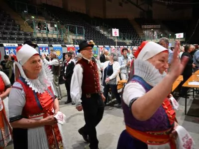 Trachtenträgerinnen beim Einzug in die Donau-Arena: Der 75. Sudetendeutsche Tag in Regensburg verband Erinnerung, Begegnung und politischen Dialog. Foto: LandesEcho/ Lennard Halfmann