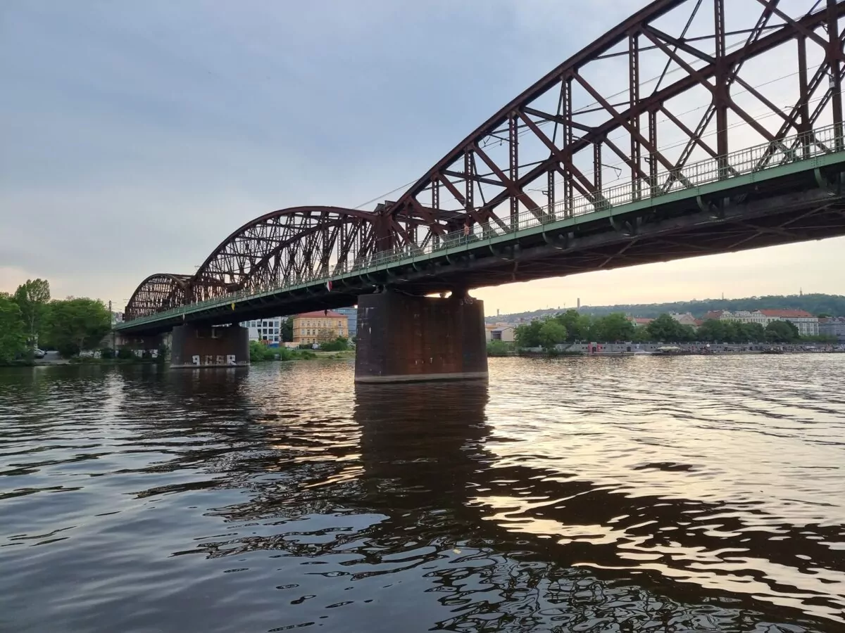 Die Vyšehrad-Eisenbahnbrücke ist seit Jahren Gegenstand von Diskussionen: Neu bauen oder sanieren? Foto: Manuel Rommel