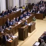 Die Regierung unter Petr Fiala überstand auch das vierte Misstrauensvotum in dieser Legislaturperiode. Im Mittelpunkt stand diesmal die Bitcoin-Affäre, im Zuge dessen Pavel Blažek sein Amt als Justizminister verlassen musste. Foto: ČTK / Kamaryt Michal