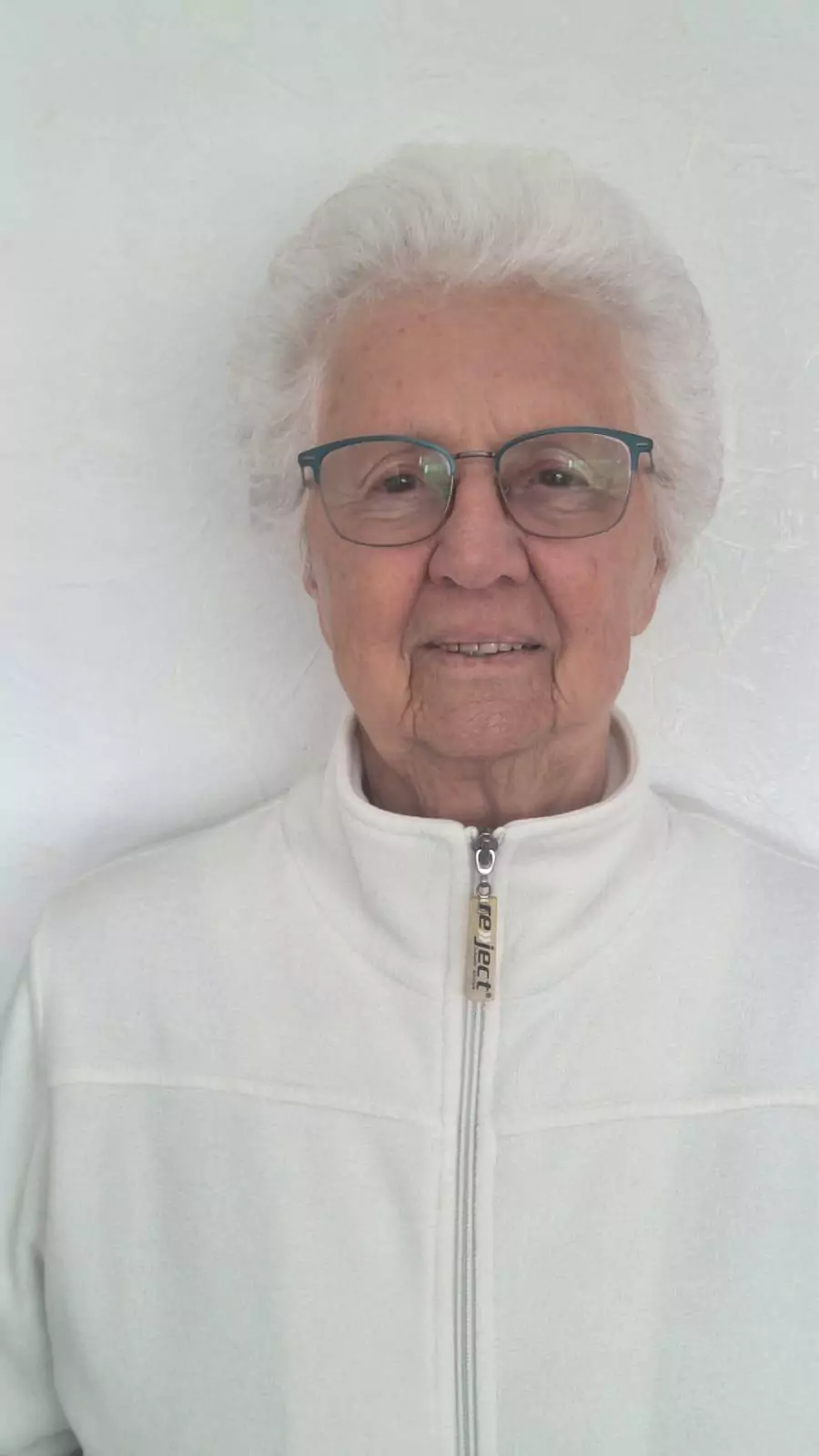 Gerda im Dezember 2024 in ihrer Wohnung.