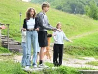 Jugendliche im Internationalen Sommercamp in Schatzlar (Žacléř), welches 2025 wieder vom Institut für Auslandsbeziehungen (ifa) sowie vom Goethe-Institut, in Zusammenarbeit mit der Landesversammlung der deutschen Vereine in Tschechien (LV) organisiert wurde, bei einer Theaterperformance.