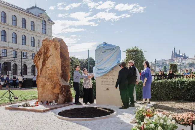 Die Gedenktafel trägt die Namen der Opfer des Amoklaufs an der Karls-Universität am 23. Dezember 2023 und ergänzt damit den bereits bestehenden Sandstein als Denkmal.