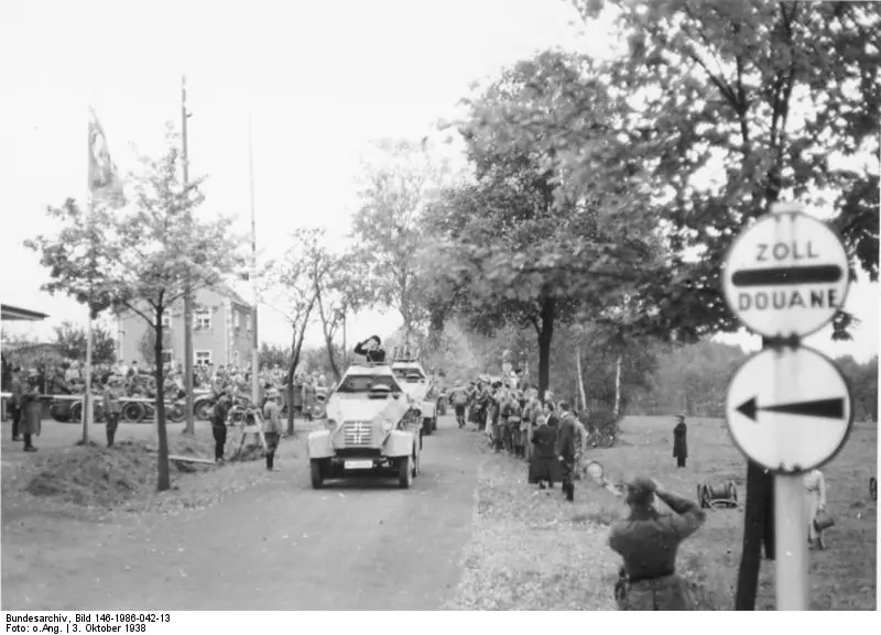 Einmarsch in das Sudetenland. Die Panzerspähwagen voraus, überschreiten deutsche Truppen am 3. Oktober um 8.00 Uhr am Grenzübergang Schirnding (Oberfranken, Bayern) die Zollgrenze des tschechischen Staates.