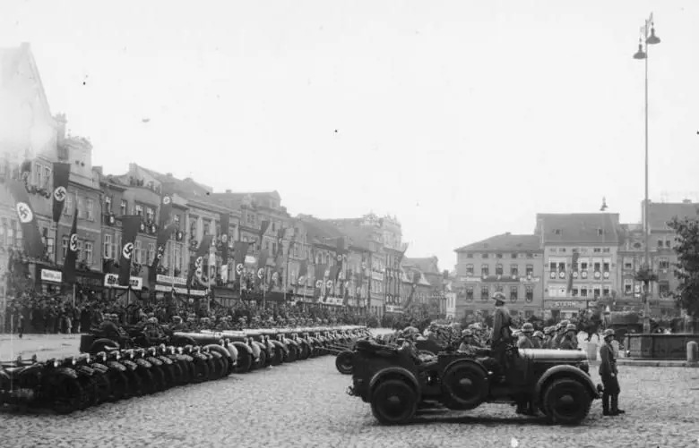 Einmarsch in das Sudetenland. Paradeaufstellung auf dem Marktplatz in Leitmeritz (Litoměřice) am 12. Oktober 1938.