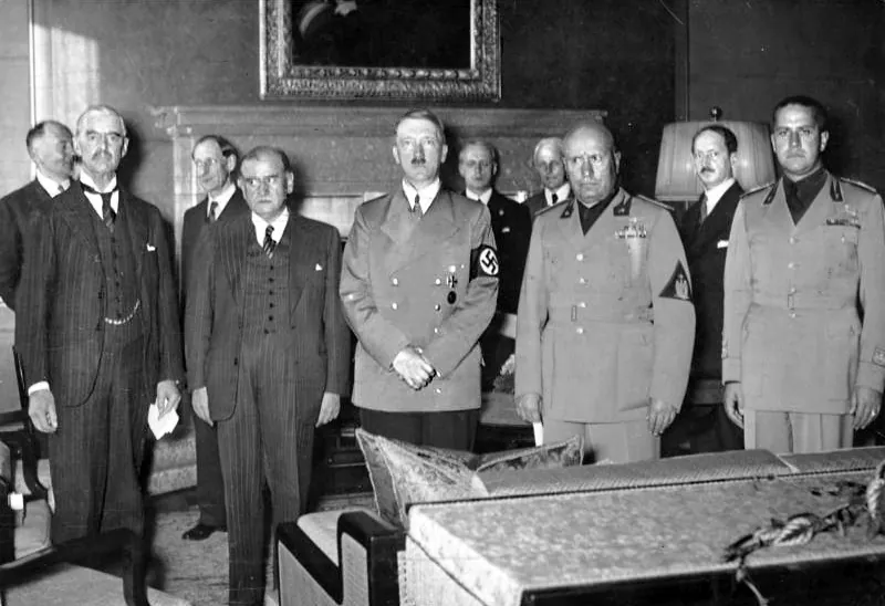 Das am 29.9.1938 in München zwischen dem britischen Ministerpräsidenten Neville Chamberlain, dem französischen Ministerpräsidenten Edouard Daladier, dem italienischen Staatschef Benito Mussolini und Adolf Hitler geschlossene Abkommen ermächtigte das faschistische Deutschland zur Annexion tschechoslowakischen Gebietes.