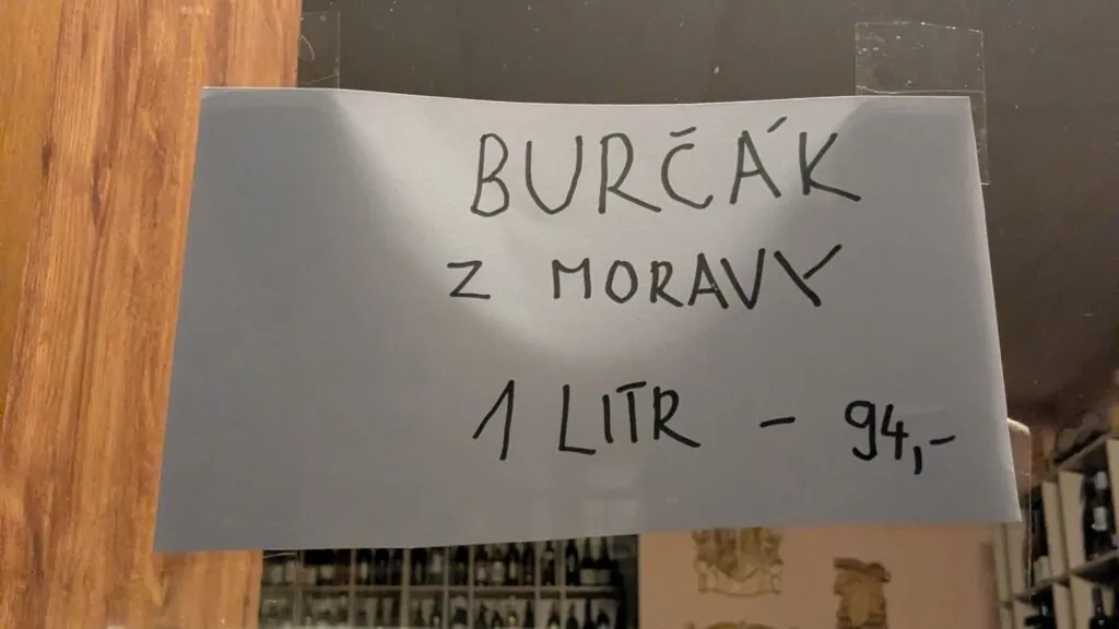 In der Vinothek bei mir um die Ecke kostet ein Liter Burčák knapp 4 Euro.