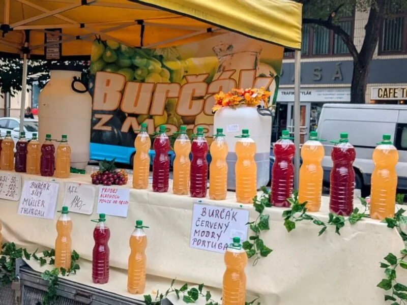 Burčák - tschechischer Federweisser - wird oft auf dem Markt verkauft und ist in verschiedenen Sorten bzw. Farben erhältlich.
