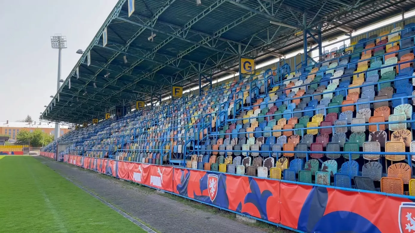 Die Tribüne des FK Chmel Blsany/FC Hopfen Flöhau