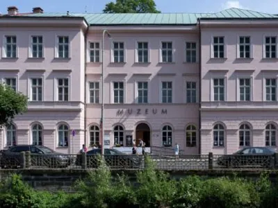 Noch bis Ende Januar 2026 ist im Karlsbader Museum eine Ausstellung über ethnische Minderheiten der Region zu sehen. Thematisiert wird auch die deutsche Minderheit, u.a. sind Egerländer Trachten zu sehen.