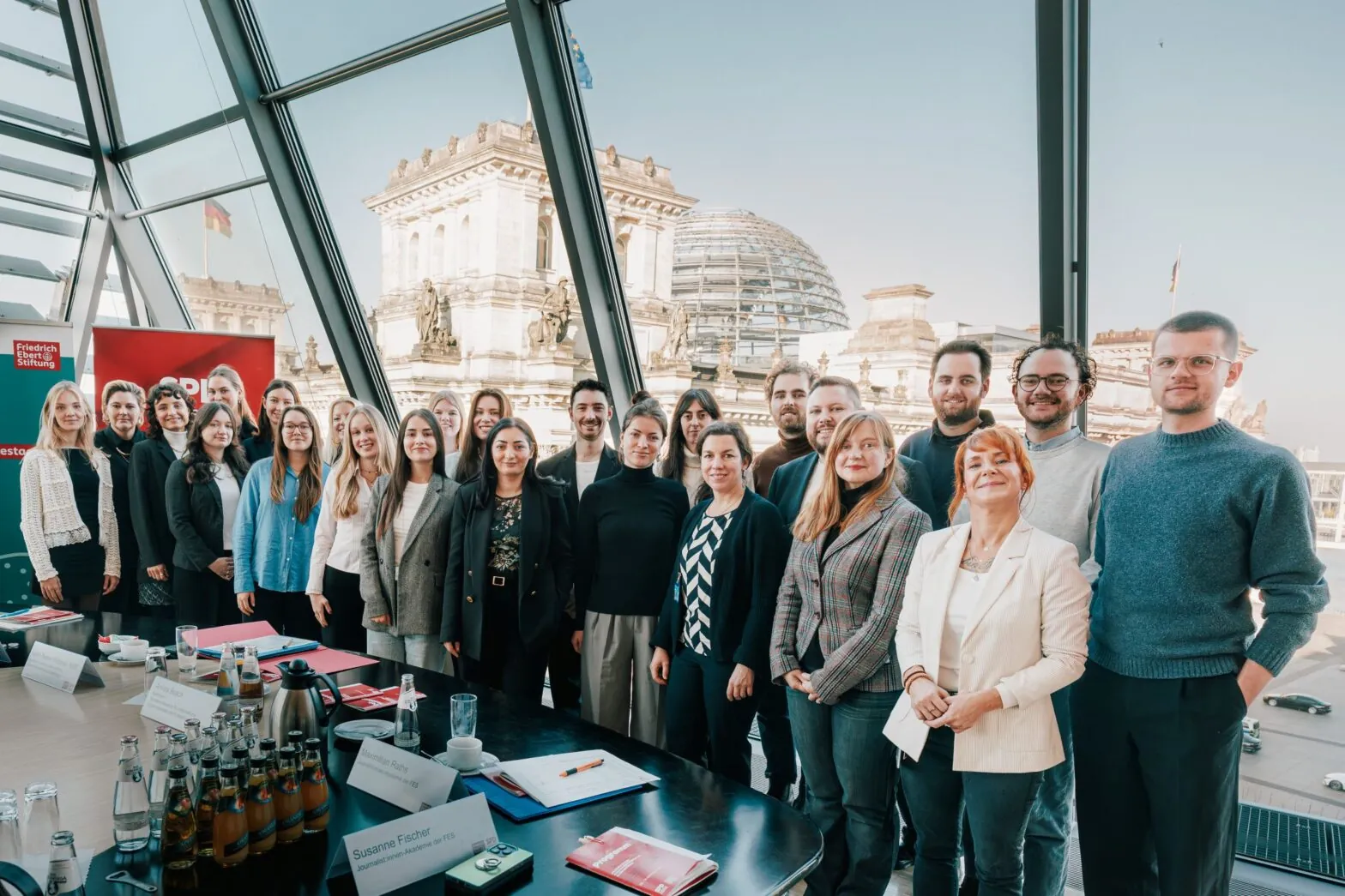 Bundesentwicklungsministerin Reem Alabali Radovan (Mitte) nahm sich am Freitag Zeit für ein Gespräch mit den Hospitantinnen und Hospitanten.
