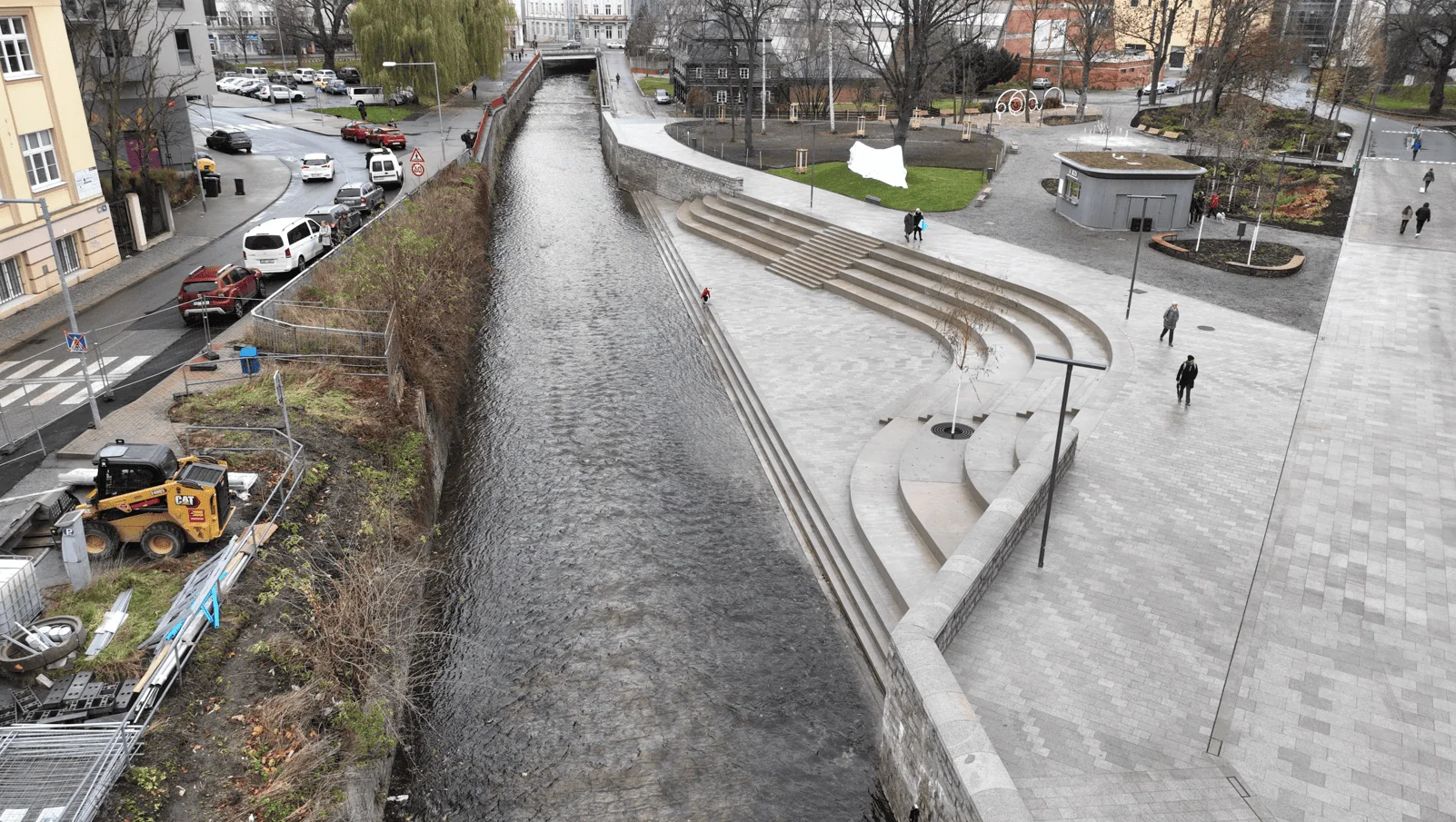 An der Lausitzer Neiße gibt es nun eine Erholungszone mit Park, Wasserzugang und Kunstinstallationen.