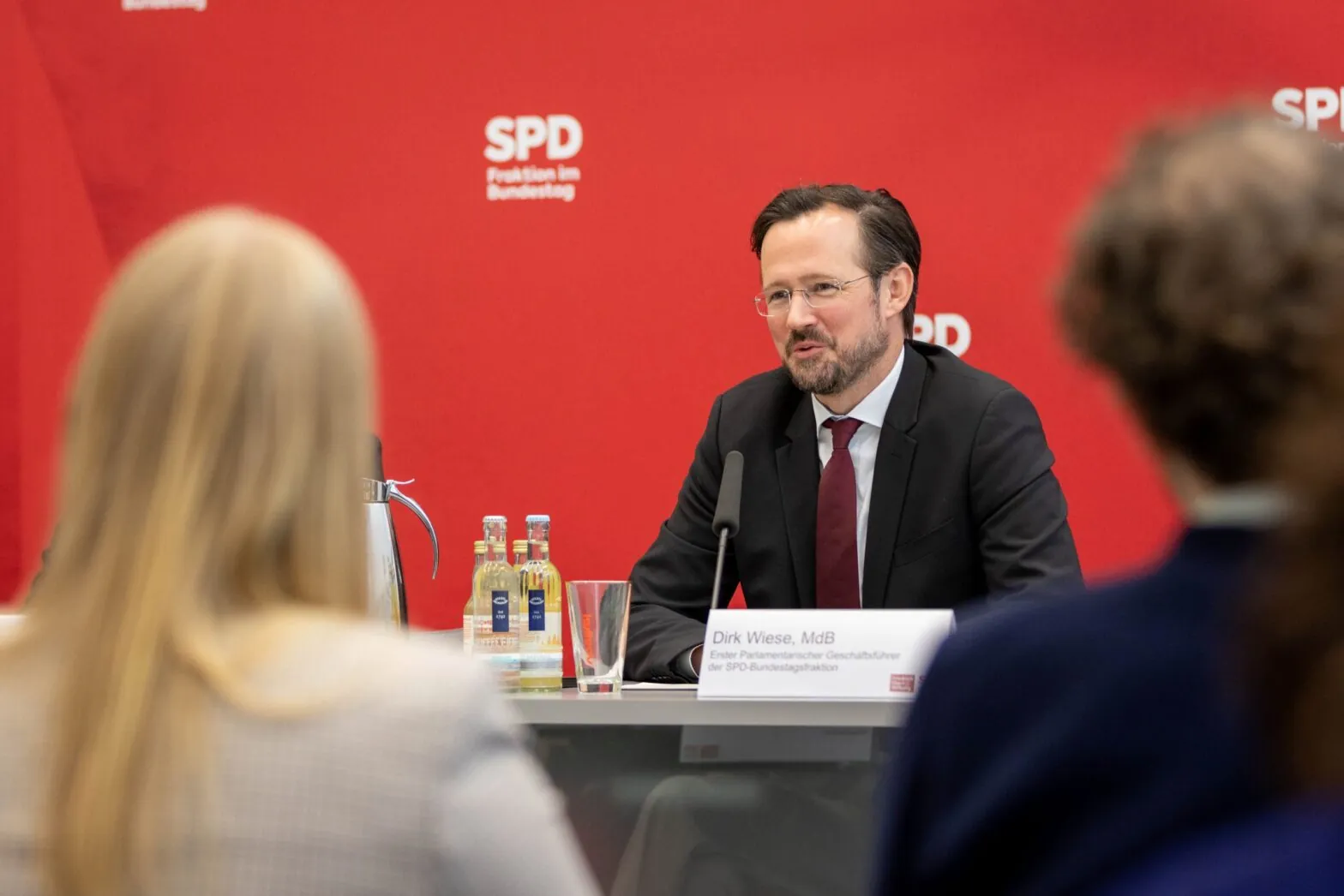 In einer Pressekonferenz beantwortete der Erste Parlamentarische Geschäftsführer der SPD-Bundestagsfraktion, Dirk Wiese, die Fragen der Hospitantinnen und Hospitanten.
