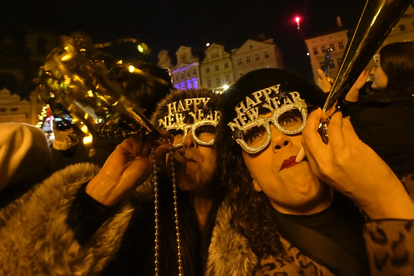 In Prag begrüßten das neue Jahr tausende Feiernde auf dem Altstädter Ring.