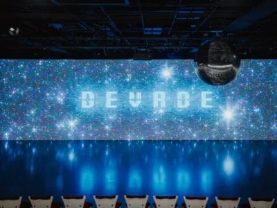 „DEVADE“: Ausstellung über Prags Architektur der 1990er Jahre