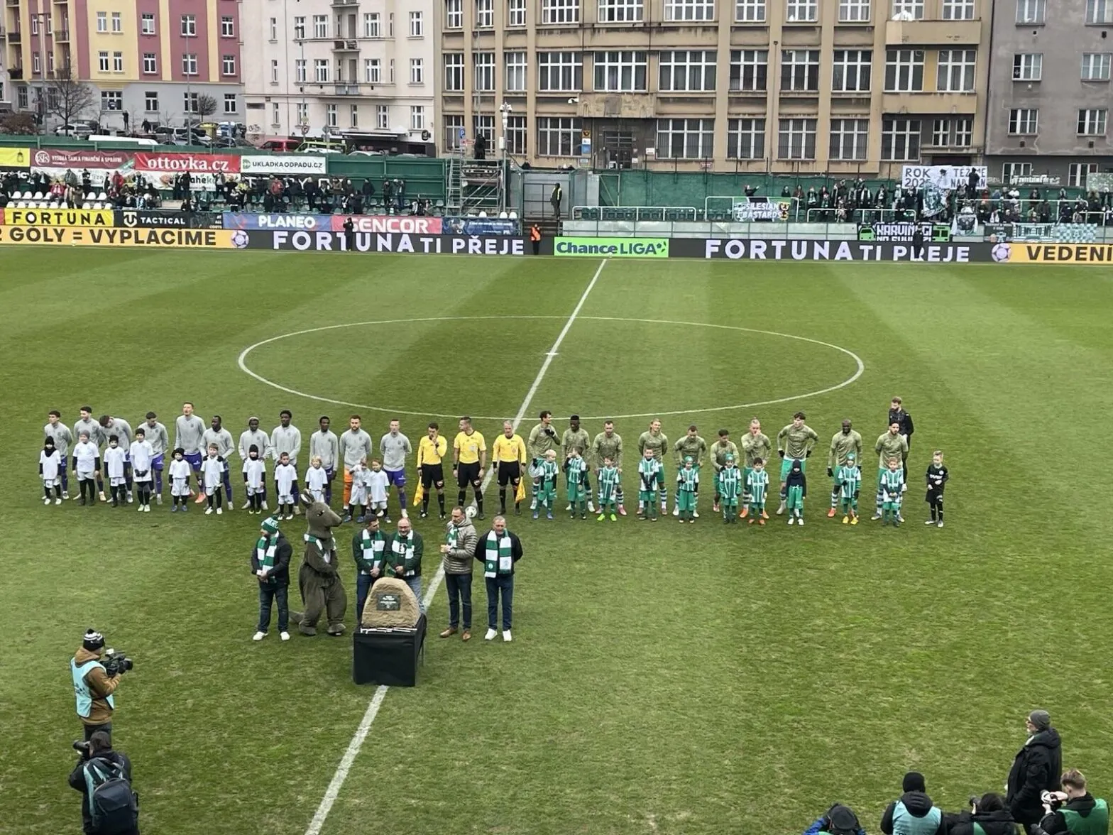 Der Grundstein erinnert ein wenig an Asterix: Die Klubführung, rechts Präsident Antonín Panenka.