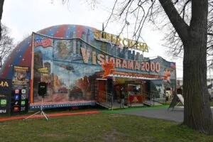 Das „Super Cinema“, ein Kino mit einer 180 Grad umfassenden Leinwand.