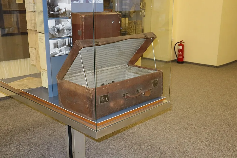 Der Koffer, indem Rumpf und obere Gliedmaßen von Vranská gefunden wurden, wird im Tschechischen Polizeimuseum ausgestellt.