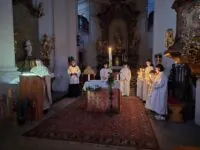 Der Ostergottesdienst der deutschsprachigen katholischen Pfarrei Prag im Jahr 2025 in der Kirche Sankt Johannes Nepomuk am Felsen.