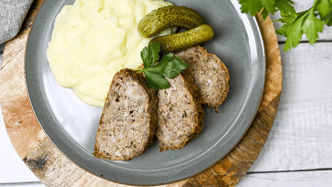 Das Gericht Sekaná (Böhmischer Hackbraten) ist ein Klassiker der böhmischen Hausmannskost.