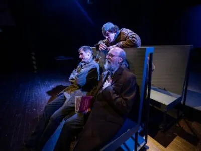 Im Theaterstück „Winterbergs letzte Reise“, das auf einem Roman von Jaroslav Rudiš basiert, trifft der Protagonist in einem Zugabteil auf verschiedenste Menschen mit persönlichen Schicksalen.