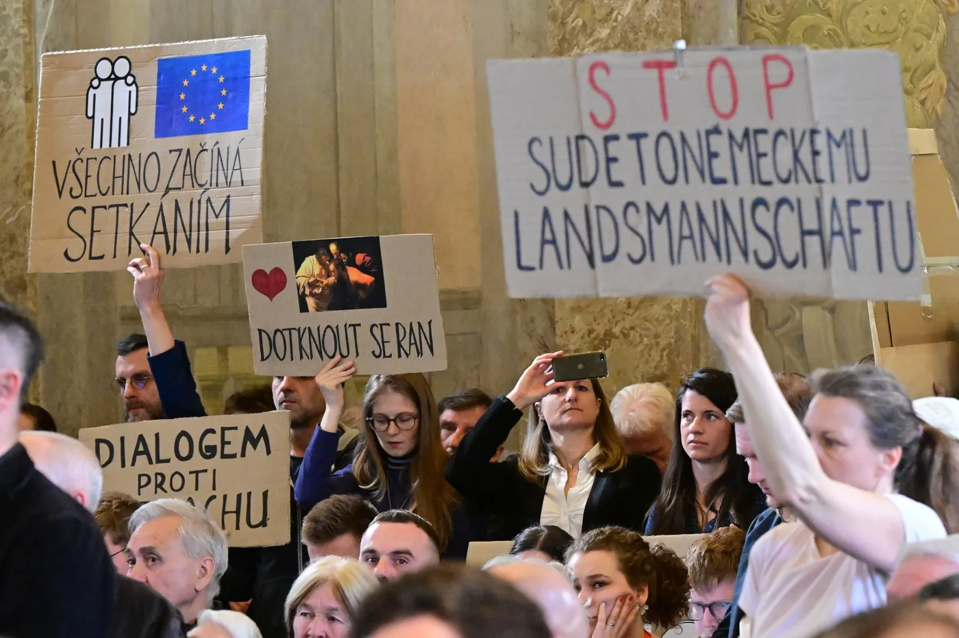 Proteste für und gegen die Ausrichtung des Sudetendeutschen Tags in Brünn. Das traditionelle Pfingsttreffen der Sudetendeutschen Landsmannschaft findet vom 22. bis zum 25. Mai 2026 zum ersten Mal in der Tschechischen Republik statt. Zu der Ausrichtung in Brünn hatte das Festival Meeting Brno eingeladen.