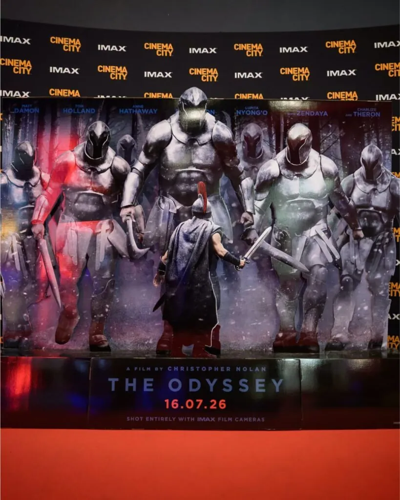 Matt Damon verkörpert in Christopher Nolans The Odyssey den griechischen Helden Odysseus, der nach dem Trojanischen Krieg eine jahrelange, von Göttern und mythischen Wesen geprägte Heimreise nach Ithaka antritt. Zum hochkarätigen Ensemble gehören außerdem Tom Holland als Telemachos, Anne Hathaway als Penelope, Zendaya als Göttin Athene sowie Robert Pattinson, Lupita Nyong’o und Charlize Theron in weiteren zentralen Rollen.