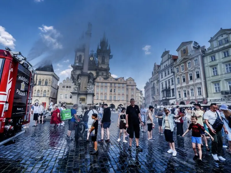 Während der Hitzewelle Ende Juni 2026 brachte die Feuerwehr Abkühlung auf dem Altstädter Ring in Prag.